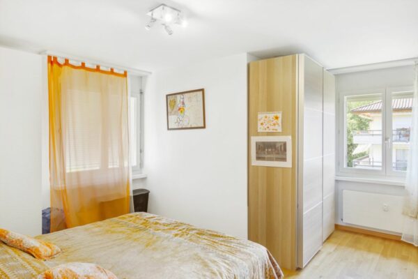 Appartamento 4.5 Locali all'Ultimo Piano a Breganzona con Balcone Panoramico e Posto Auto