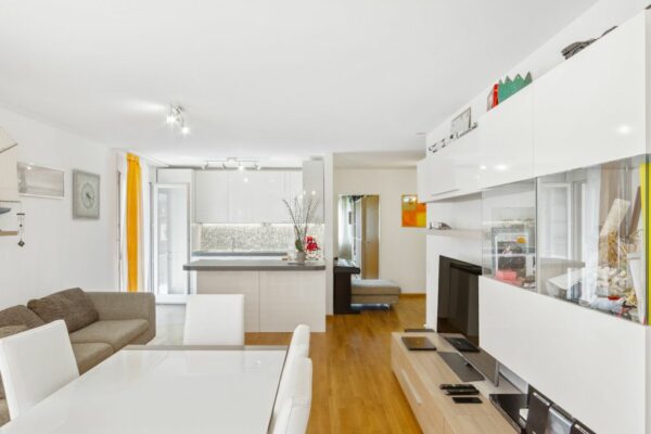 Appartamento 4.5 Locali all'Ultimo Piano a Breganzona con Balcone Panoramico e Posto Auto