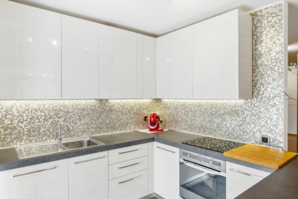 Appartamento 4.5 Locali all'Ultimo Piano a Breganzona con Balcone Panoramico e Posto Auto