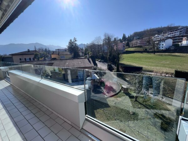 Appartamento 4.5 Locali all'Ultimo Piano a Breganzona con Balcone Panoramico e Posto Auto