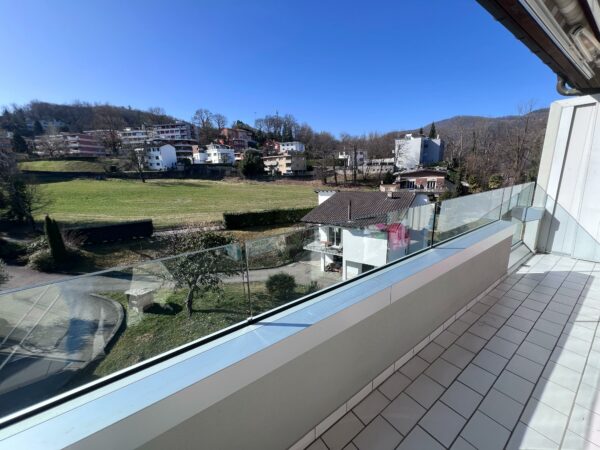 Appartamento 4.5 Locali all'Ultimo Piano a Breganzona con Balcone Panoramico e Posto Auto