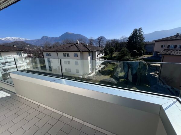 Appartamento 4.5 Locali all'Ultimo Piano a Breganzona con Balcone Panoramico e Posto Auto