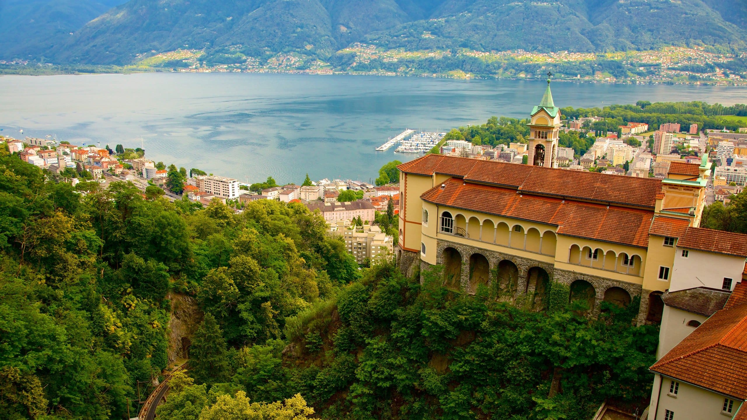 Appartamento 4.5 Locali all'Ultimo Piano a Breganzona con Balcone Panoramico e Posto Auto