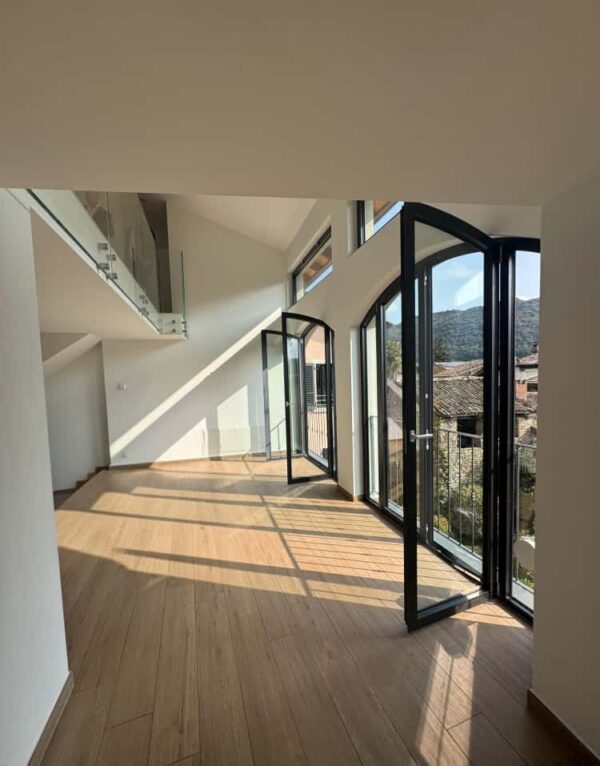 Elegante Duplex di 4.5 Locali con Vista Panoramica a Barbengo