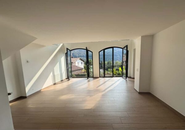 Elegante Duplex di 4.5 Locali con Vista Panoramica a Barbengo